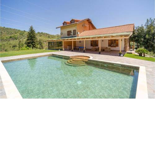 Nice home in Belmonte Mezzagno with WiFi, Outdoor swimming pool and Swimming pool