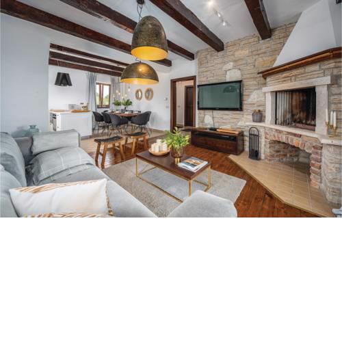Nice home in Cabrunici w/ Outdoor swimming pool, Outdoor swimming pool and 4 Bedrooms