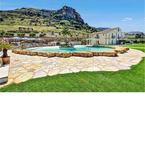 Nice Home In Castell, Del Golfo With Swimming Pool, Private Swimming Pool And 7 Bedrooms
