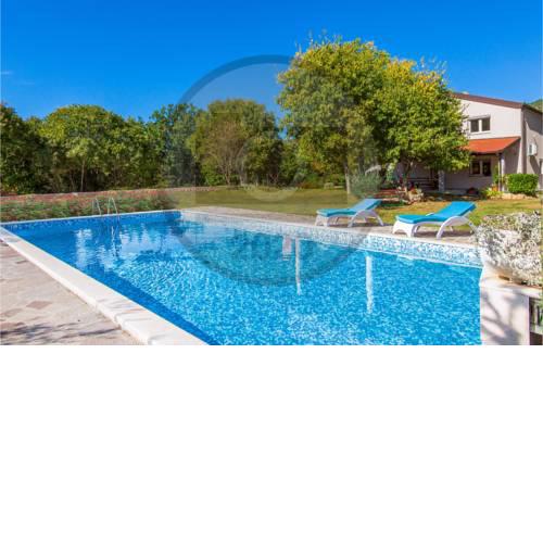 Nice home in Donji Vinjani w/ Outdoor swimming pool and 4 Bedrooms