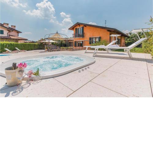 Nice home in Fumane -VR- with 7 Bedrooms, Jacuzzi and Outdoor swimming pool