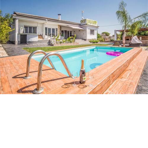Nice home in Godelleta with Outdoor swimming pool, WiFi and 4 Bedrooms