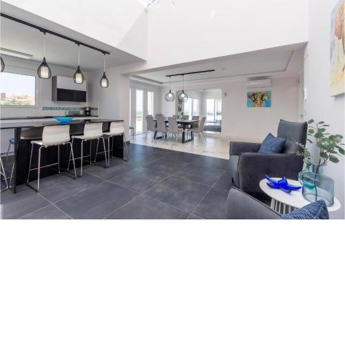 Nice home in Las Lagunas de Mijas with Outdoor swimming pool, WiFi and 7 Bedrooms