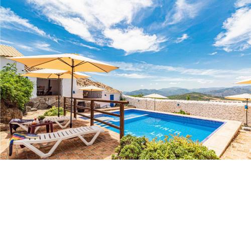 Nice home in Malaga with Outdoor swimming pool, WiFi and 7 Bedrooms