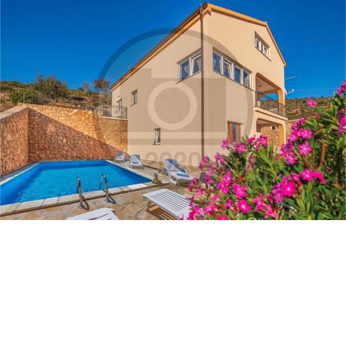 Nice home in Modric w/ Outdoor swimming pool and 4 Bedrooms