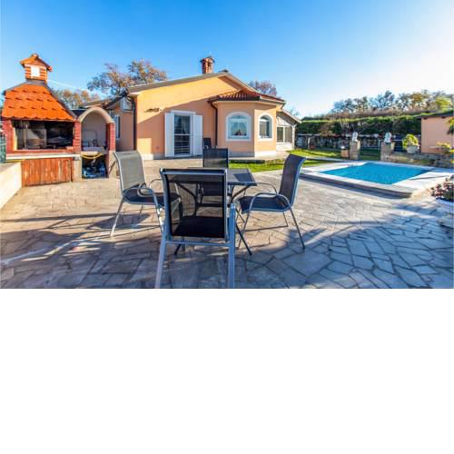 Nice home in Pobegi w/ Outdoor swimming pool and 3 Bedrooms