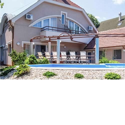Nice home in Siófok w/ Outdoor swimming pool and 6 Bedrooms