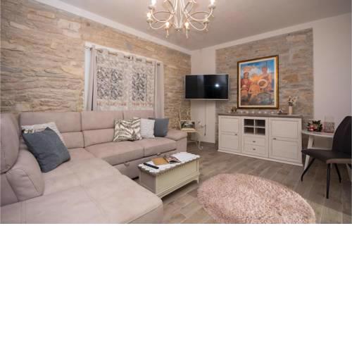 Nice home in Smilcic w/ Outdoor swimming pool, Sauna and 4 Bedrooms