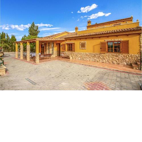 Nice home in Villanueva del Segura with WiFi, Outdoor swimming pool and 4 Bedrooms