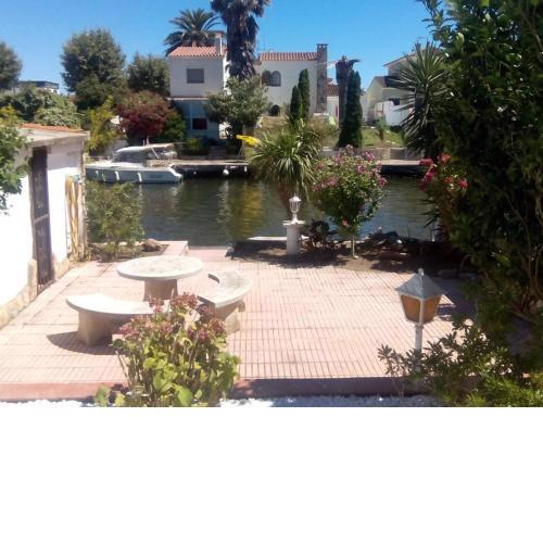 Nice house for 6 people with private pool and own mooring in Empuriabrava