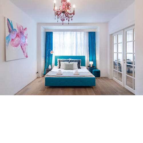 Nice, large, calm apt at Vinohrady, AC, 3-bdrm