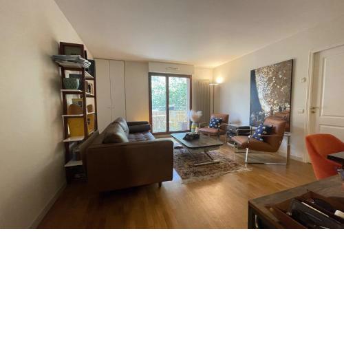 Nice love nest near the Eiffel Tower