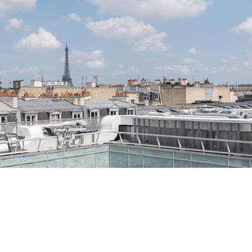 Nice love nest with view on the Eiffel Tower