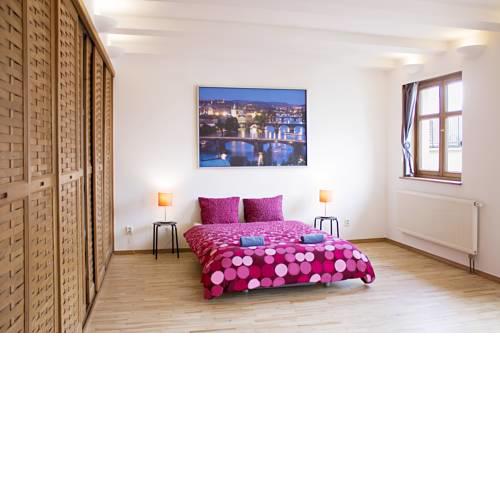 Nice two bedroom flat under the Zizkov Tower by easyBNB