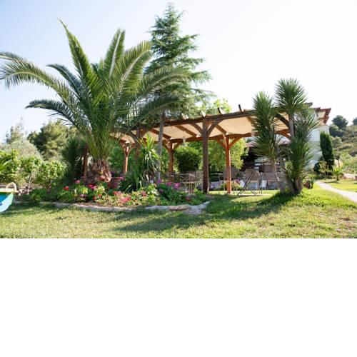 Nikos Apartments