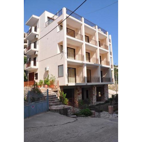 Nikos Hotel and Apartments