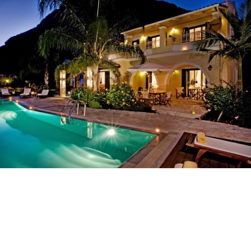Nisaki Villa Sleeps 10 Pool WiFi
