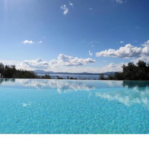 Nisaki Villa Sleeps 6 Pool WiFi