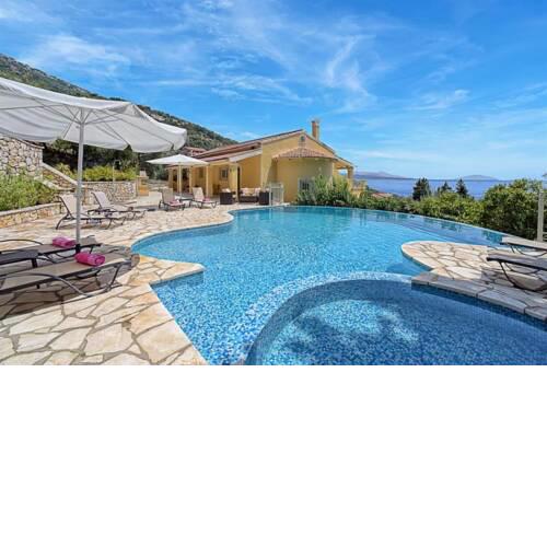Nisaki Villa Sleeps 8 with Pool Air Con and WiFi