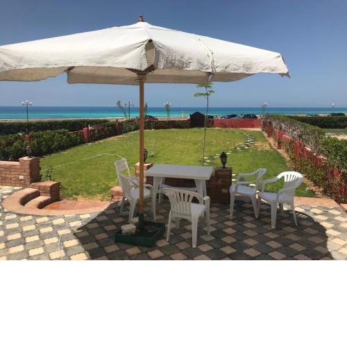شالية بالساحل الشمالي صف اول بحر بحديقة خاصة ,North Coast