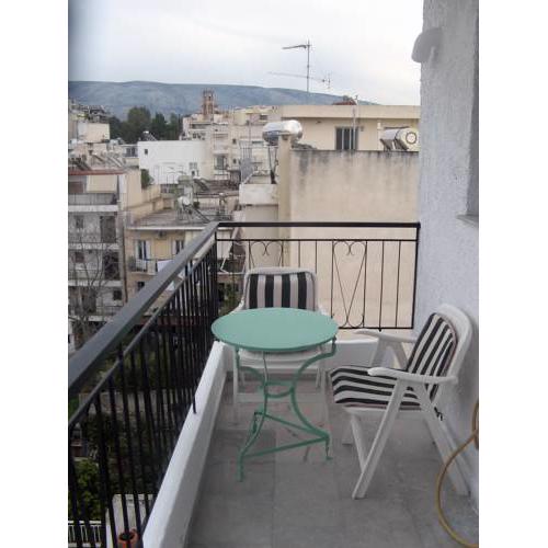 Nostalgic Top-floor apartment with view of Acropolis