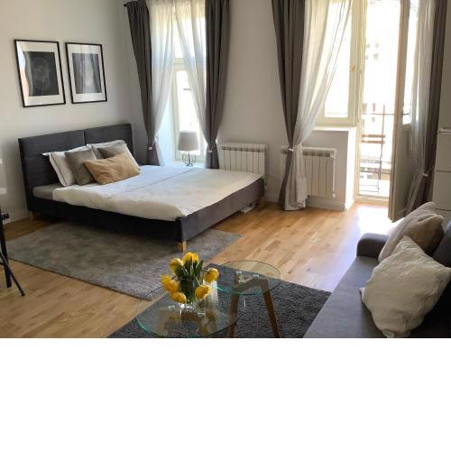 NOVÝ apartmán v centru města s balkónem