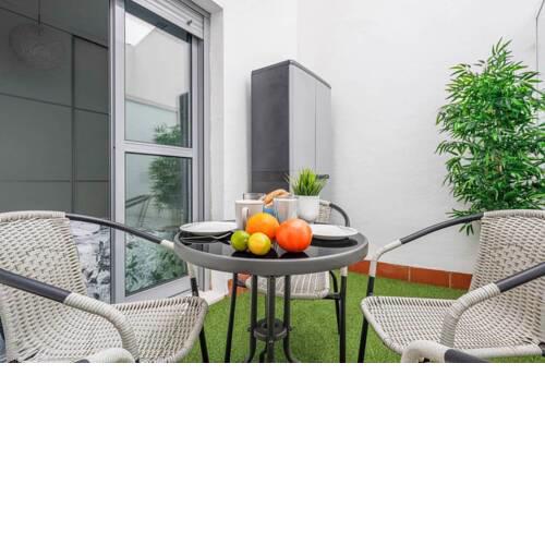Nuevo apartamento céntrico, patio privado. WiFi/AC