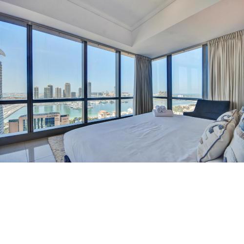 Ocean Heights by Star Stays, Stunning Palm Jumeirah & Emaar Beach Sea views, with a short walk to Dubai Marina & Harbour