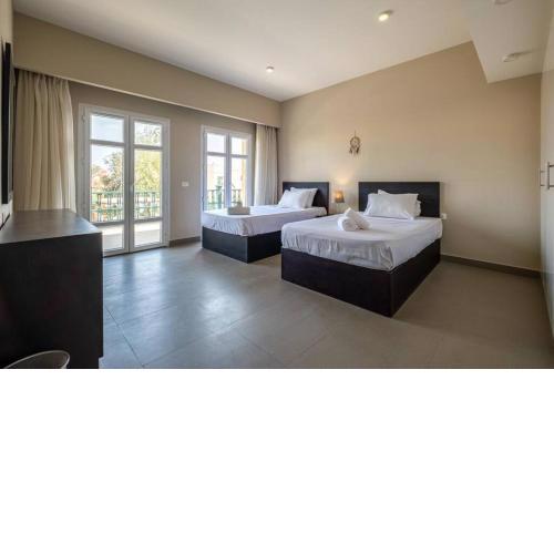 Ocean View: Spacious 2-Bed Apt