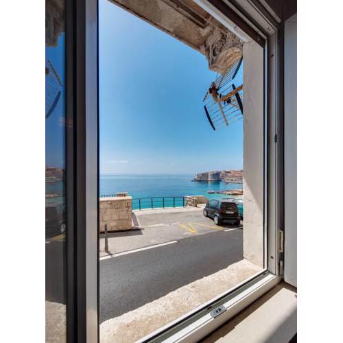 Old Town Beachfront Apartment