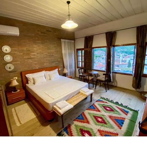 Old town road ~ Mountain & River view villa