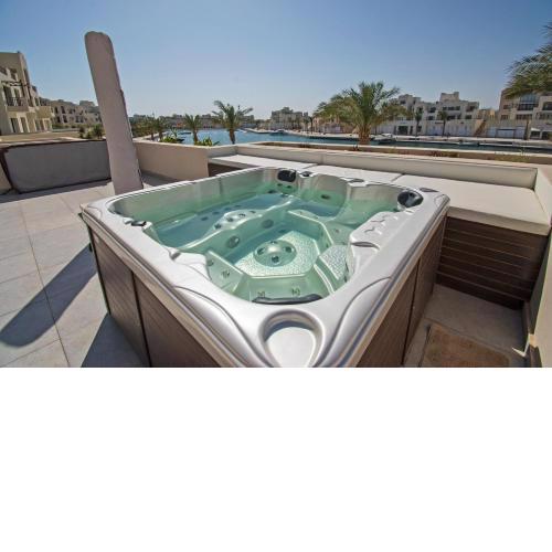 Ollystays Fanadir Marina 1BR Heated Jacuzzi