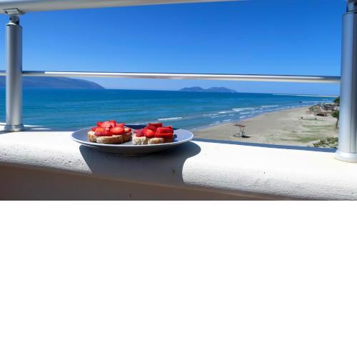 On the Beach (literally) stylish apartment with free P