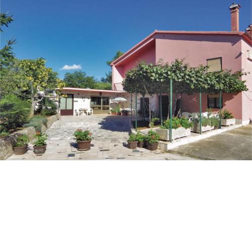 One-Bedroom Apartment in Putini
