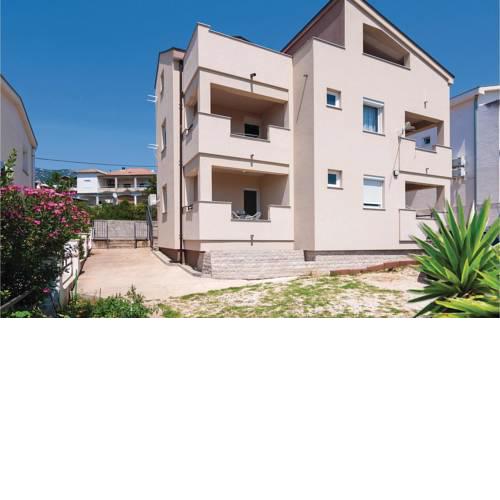 One-Bedroom Apartment in Rovanjska