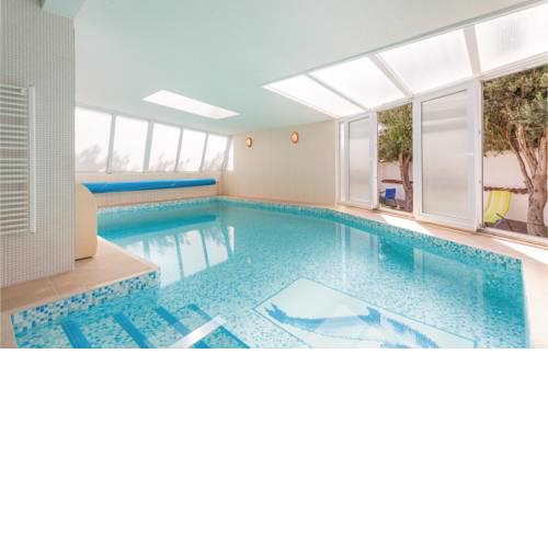 One-Bedroom Apartment Podstrana with a room Hot Tub 08