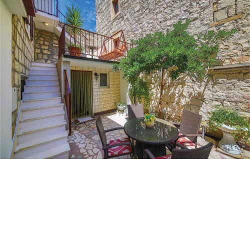 One-Bedroom Apartment with Sea View in Kastel Kambelovac