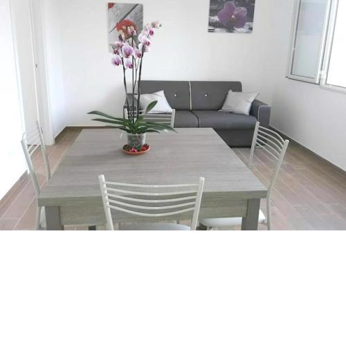 One bedroom appartement at Arenella 500 m away from the beach with private pool enclosed garden and wifi