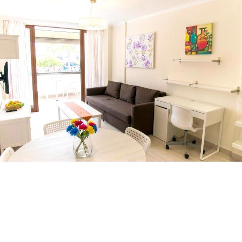 One bedroom appartement at Playa de la Americas 200 m away from the beach with city view balcony and wifi