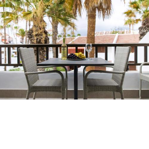 One bedroom appartement at Playa de la Americas 200 m away from the beach with city view balcony and wifi