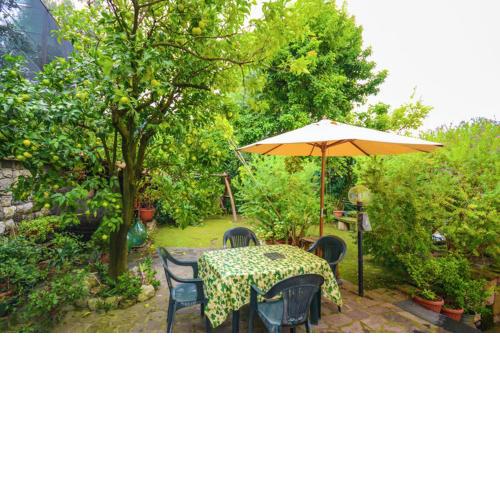 One bedroom appartement with sea view furnished garden and wifi at Sorrento 1 km away from the beach