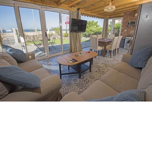 One Bedroom Chalet on old sheraton rd ground floor with garden and sea view