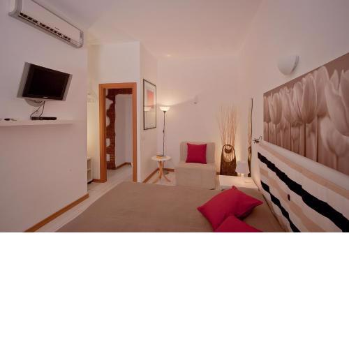 Opera Inn Suites B&B and Apartments