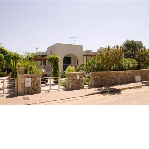Otranto: independent villa in an elegant residential area, 550m from the sea