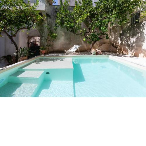 Palazzo storico con piscina nel borgo antico m600