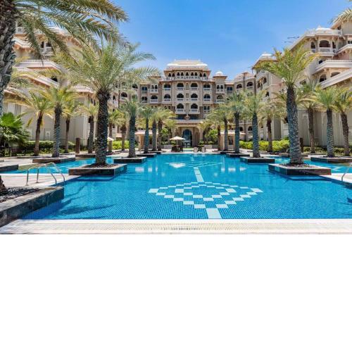 Palm Jumeirah Spacious 1 Bed Private Beach