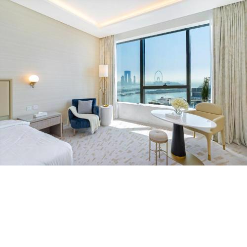 Palm tower 5 star apartment! Connected to mall with sea view