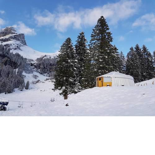 Panorama Jurte in imposanter Bergwelt