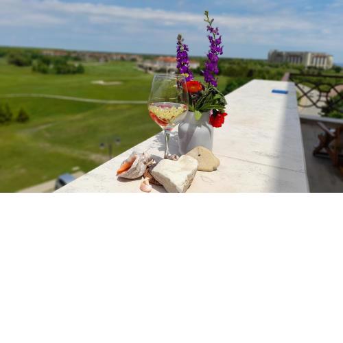 Panoramic 18th green view apartment in Lighthouse