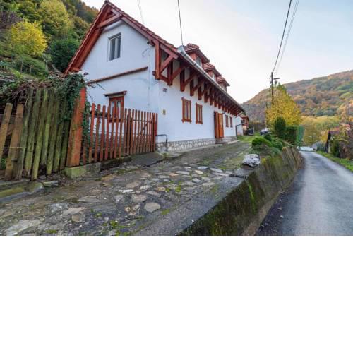 Panoramic House in the Valley